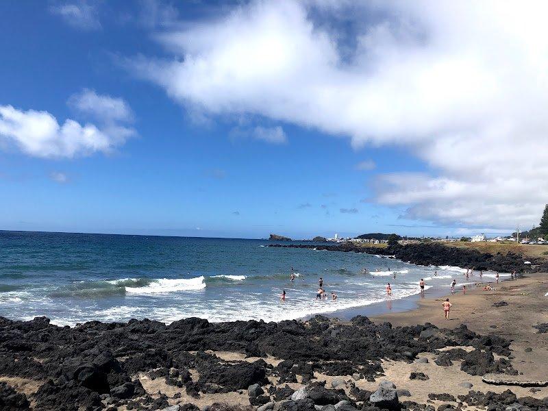 해변 중앙 검은 모래사장