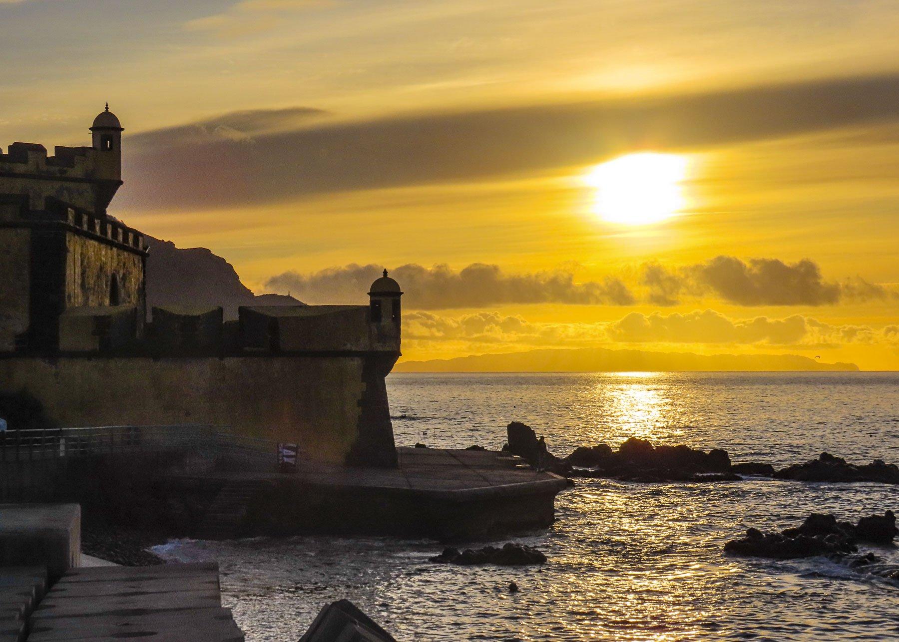 일몰 시점의 요새 외관