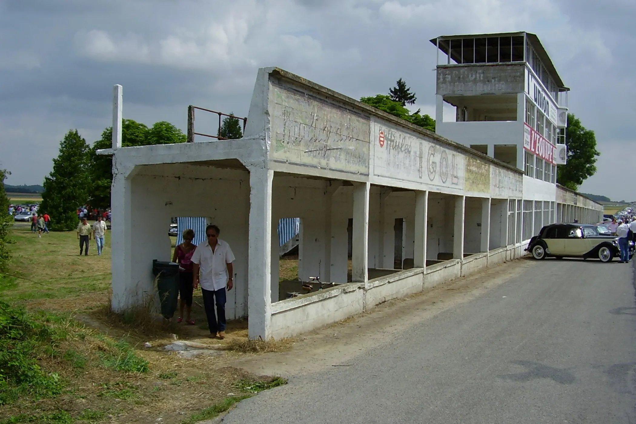 메인 관람석과 피트 빌딩 앞
