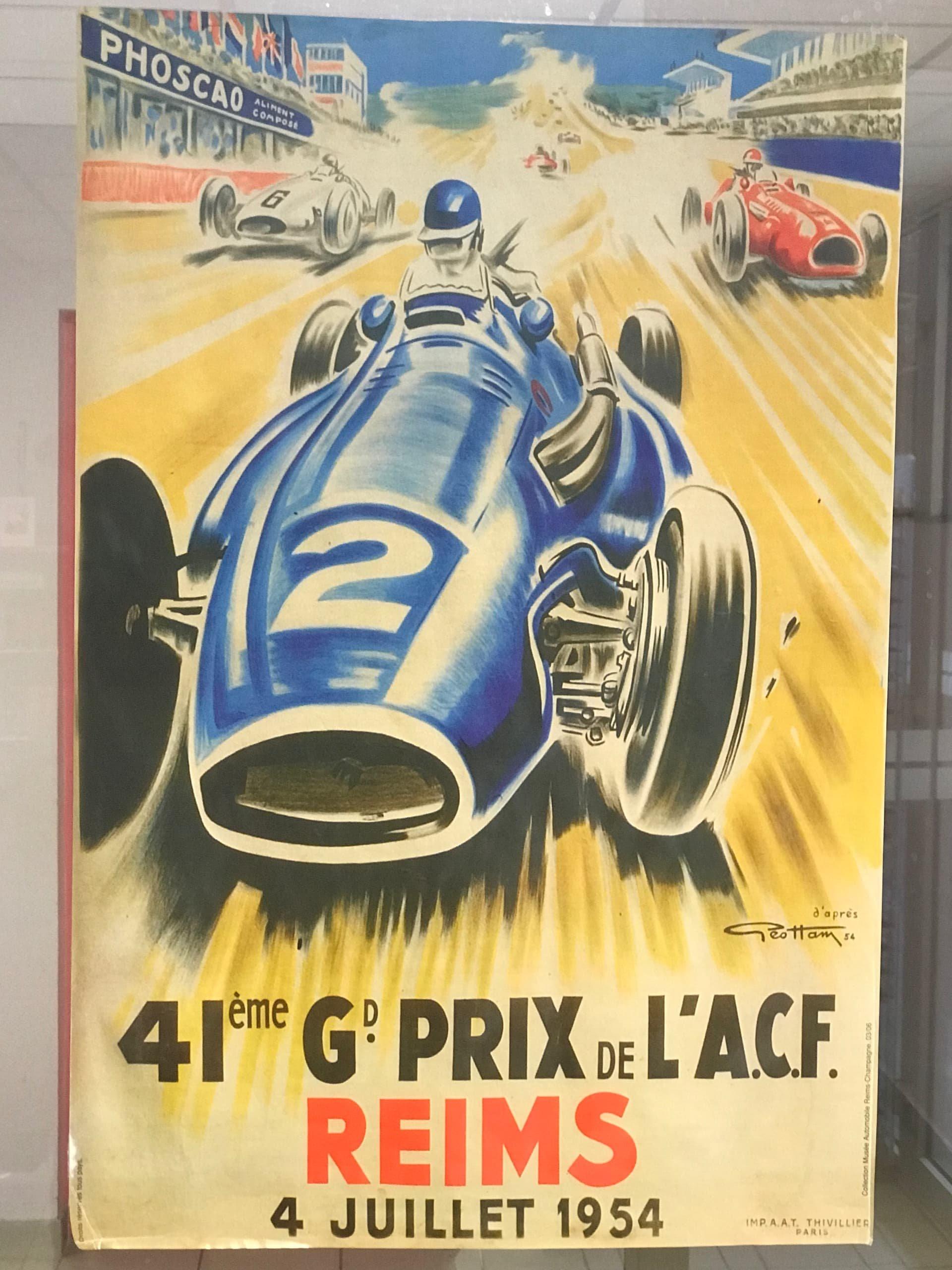 복원된 빈티지 광고판 주변