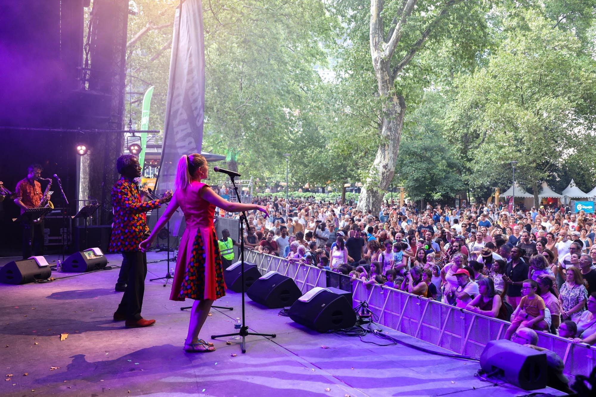 카바레 프라페 축제 공연 모습
