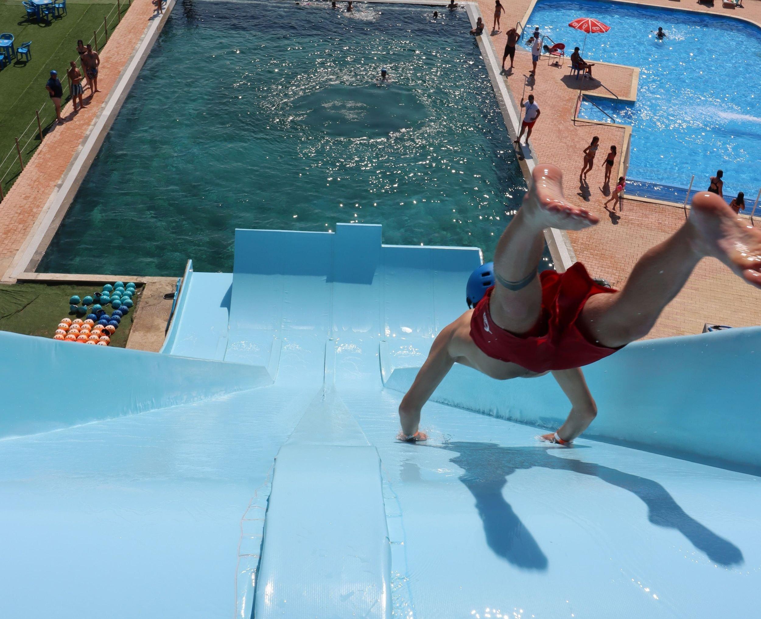 워터 점프 슬라이드 위