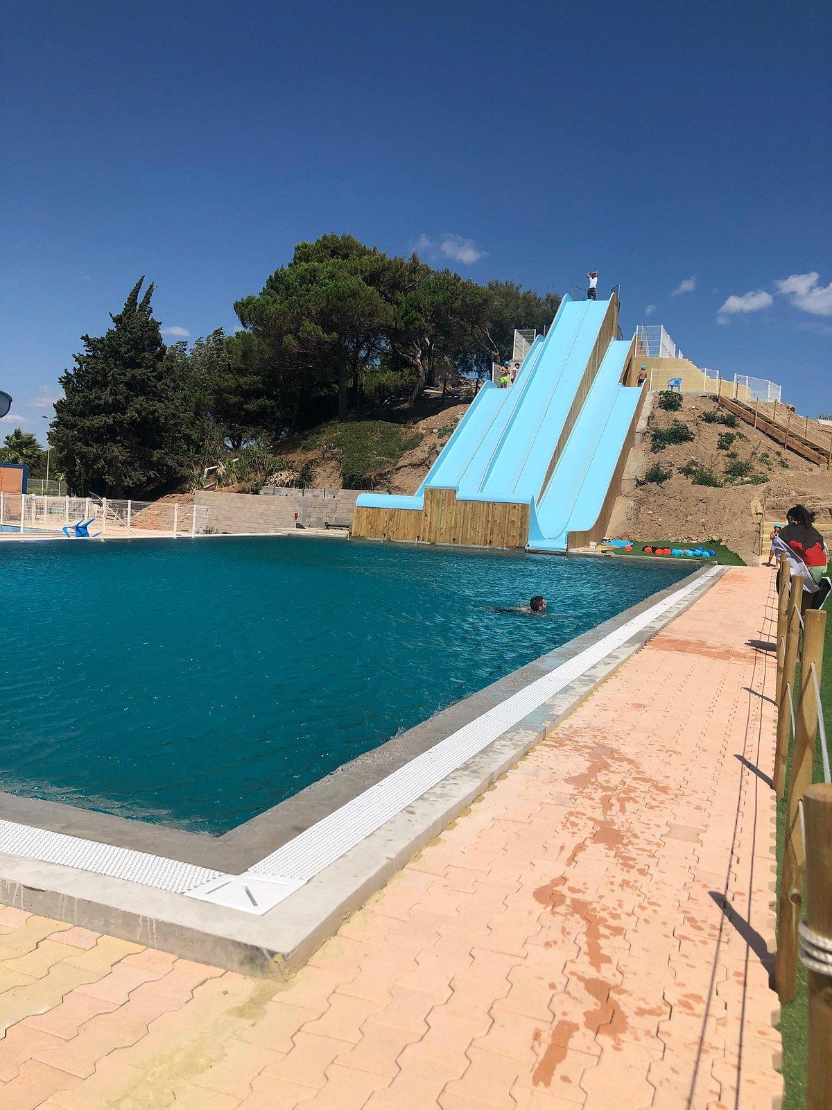 각종 워터 슬라이드 탑승 중 또는 도착 지점