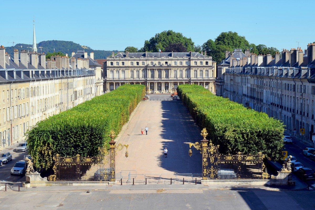 광장 중앙 산책로