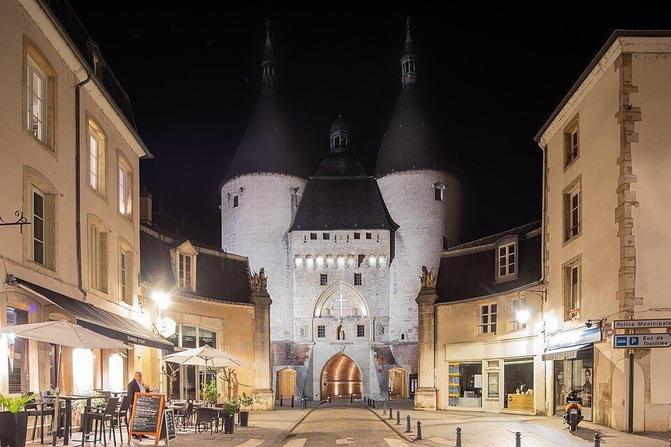 야간 조명이 켜진 크라프 문