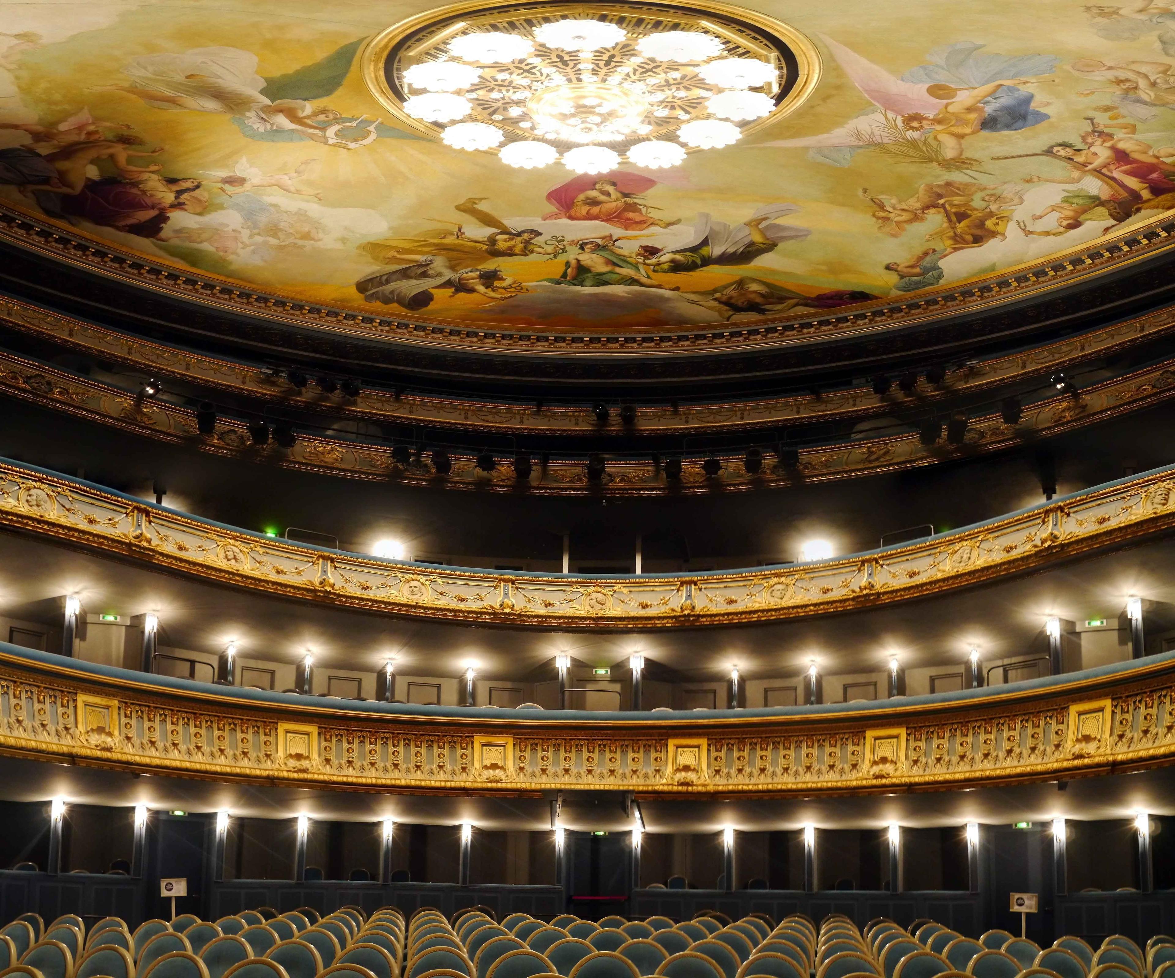 극장 내부 객석 (돔 천장화 포함)