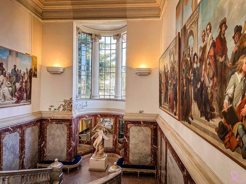 피아노 룸의 대형 그림들