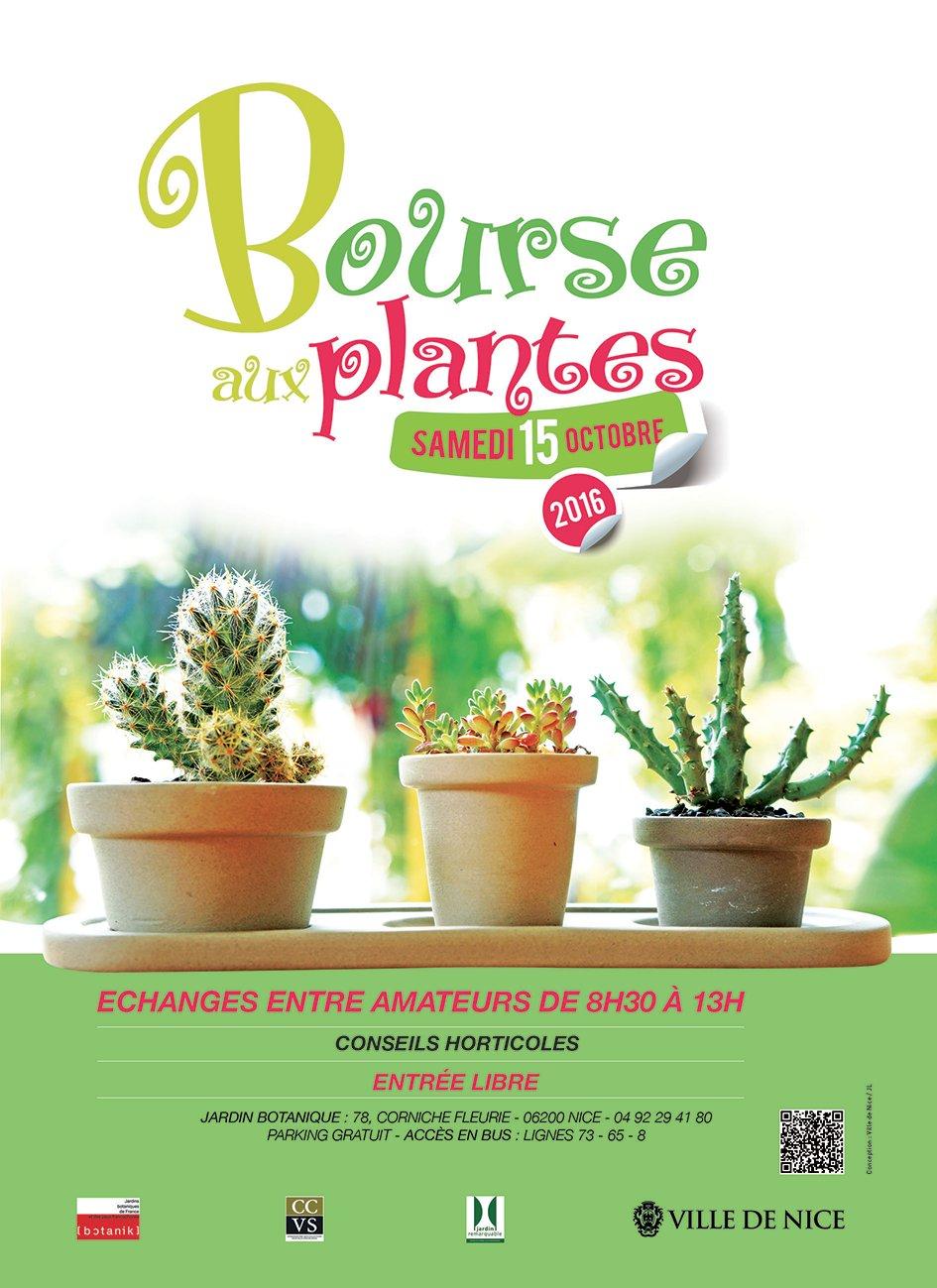 식물 교환 장터에서 사람들이 식물을 구경하고 있는 모습