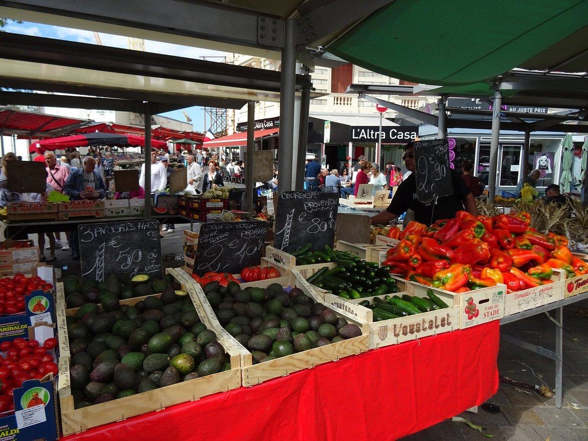 형형색색의 과일 및 채소 가판대