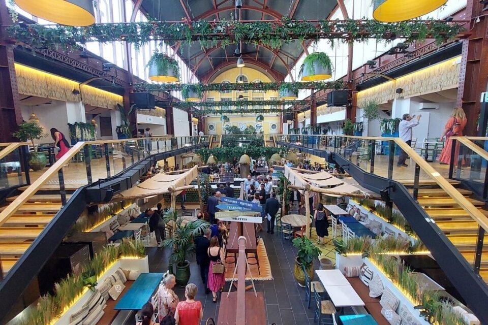 시장 전체 풍경 (구 Gare du Sud 배경)