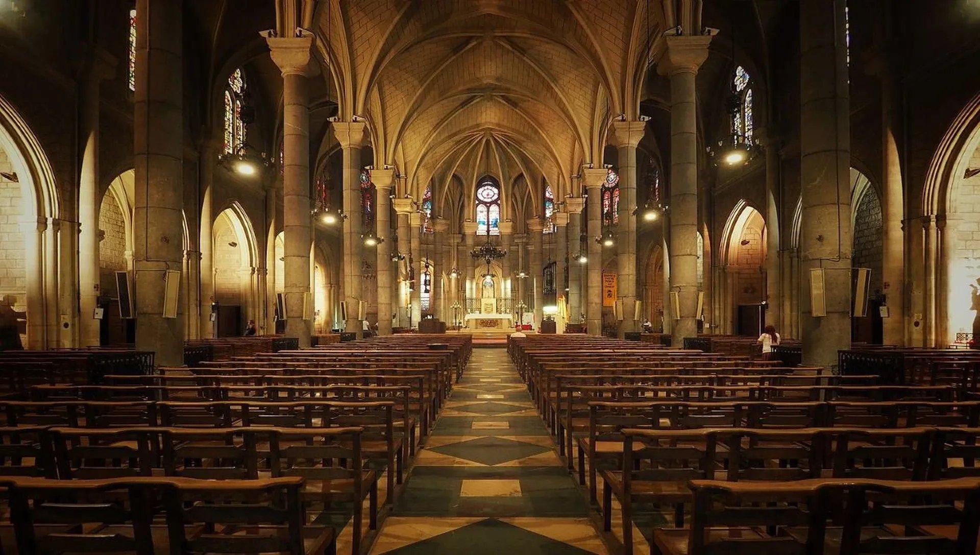 성당 내부 중앙 통로