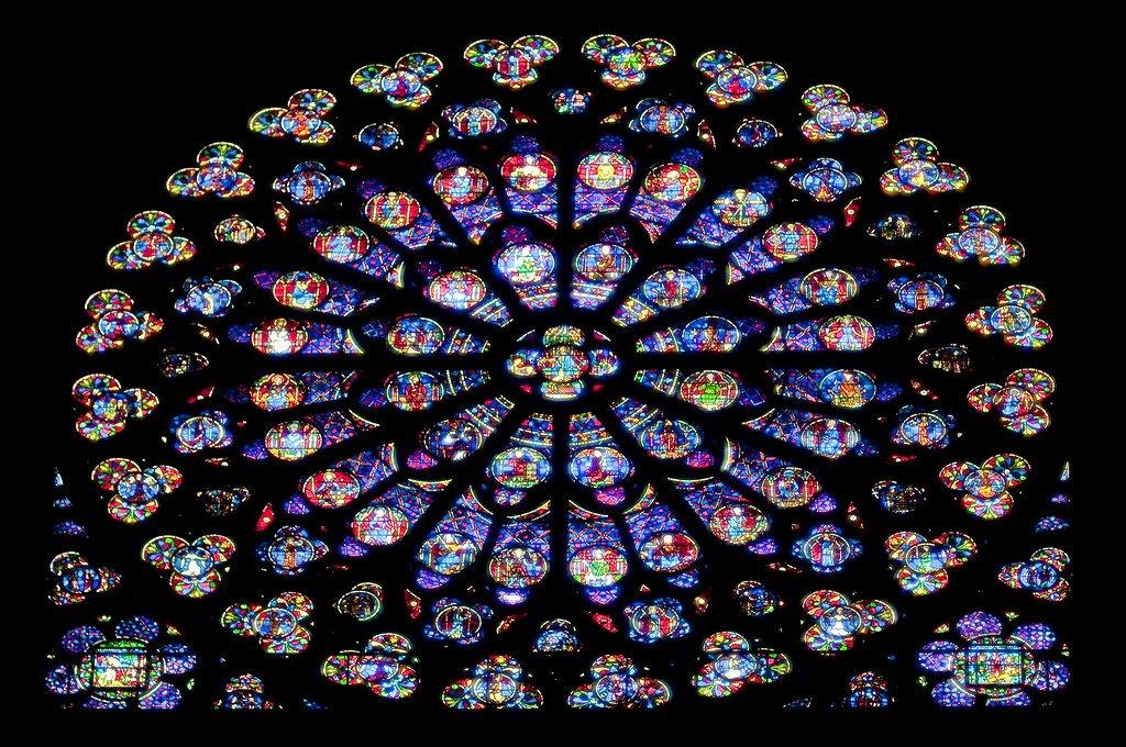 스테인드글라스 창문 근처