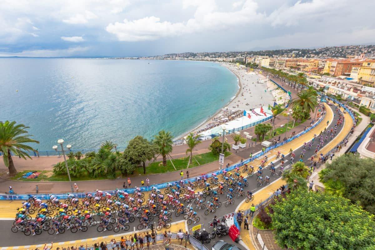 투르 드 프랑스 선수들이 프롬나드 데 장글레를 질주하는 모습