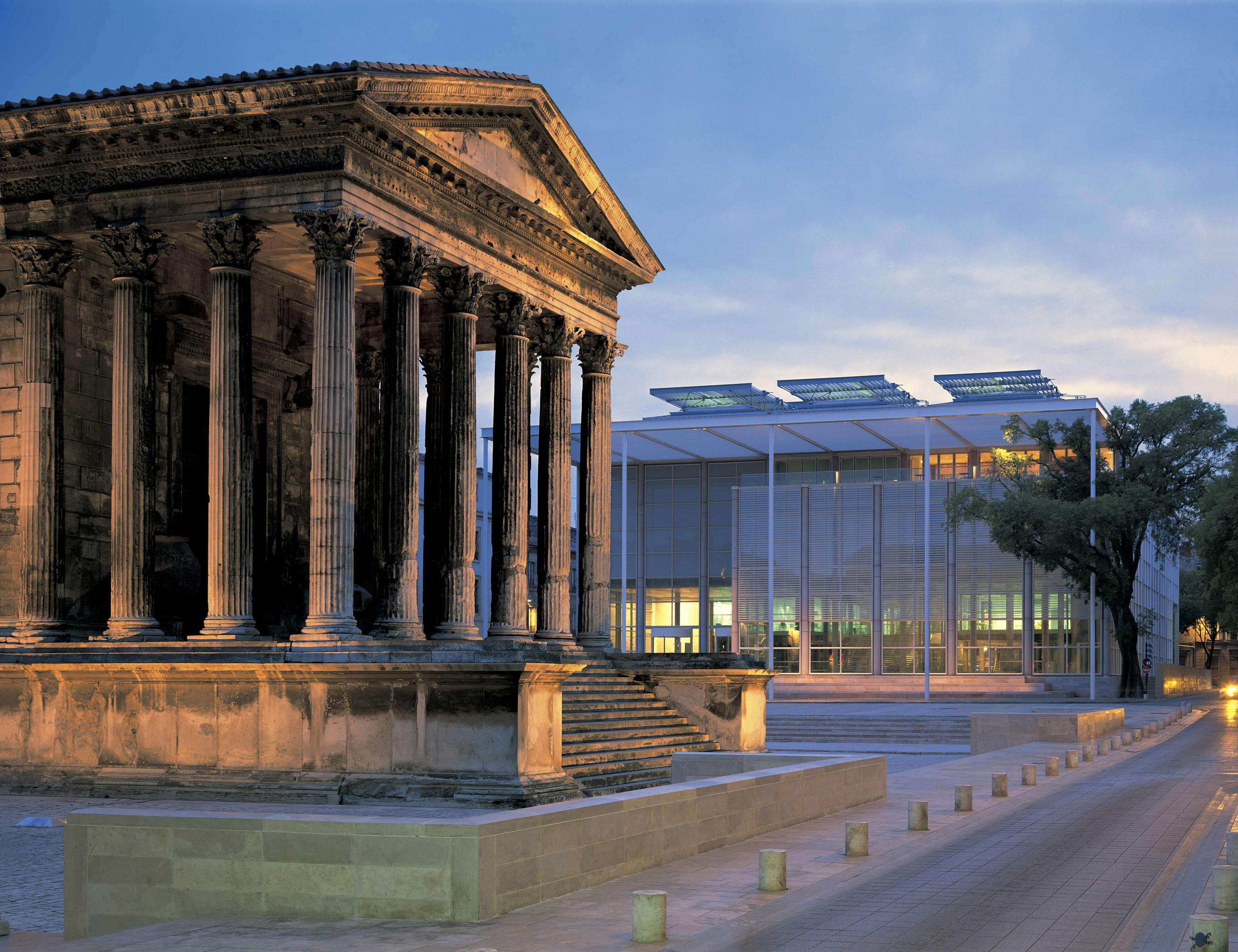 카레 다르(Carré d'Art) 현대미술관 앞