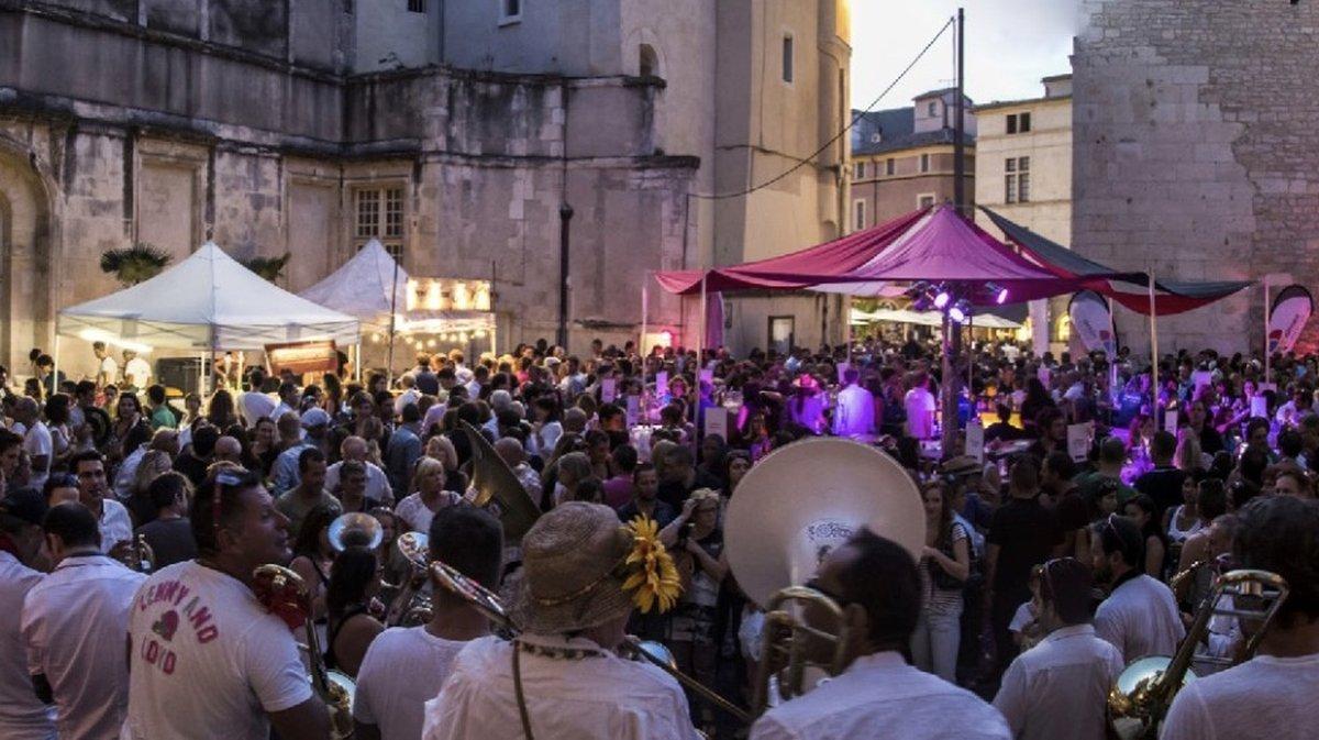 님의 목요일 축제 풍경