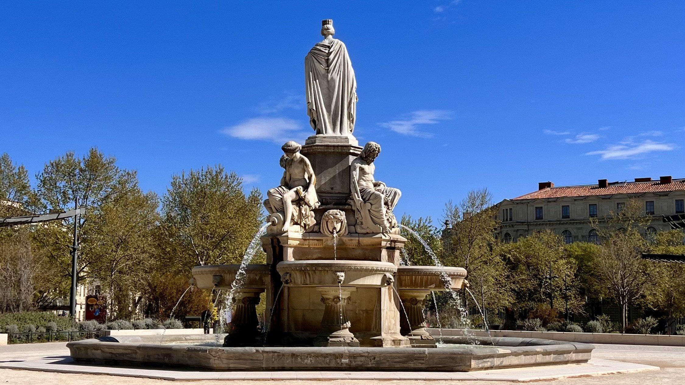 분수와 아레나를 함께 담는 앵글