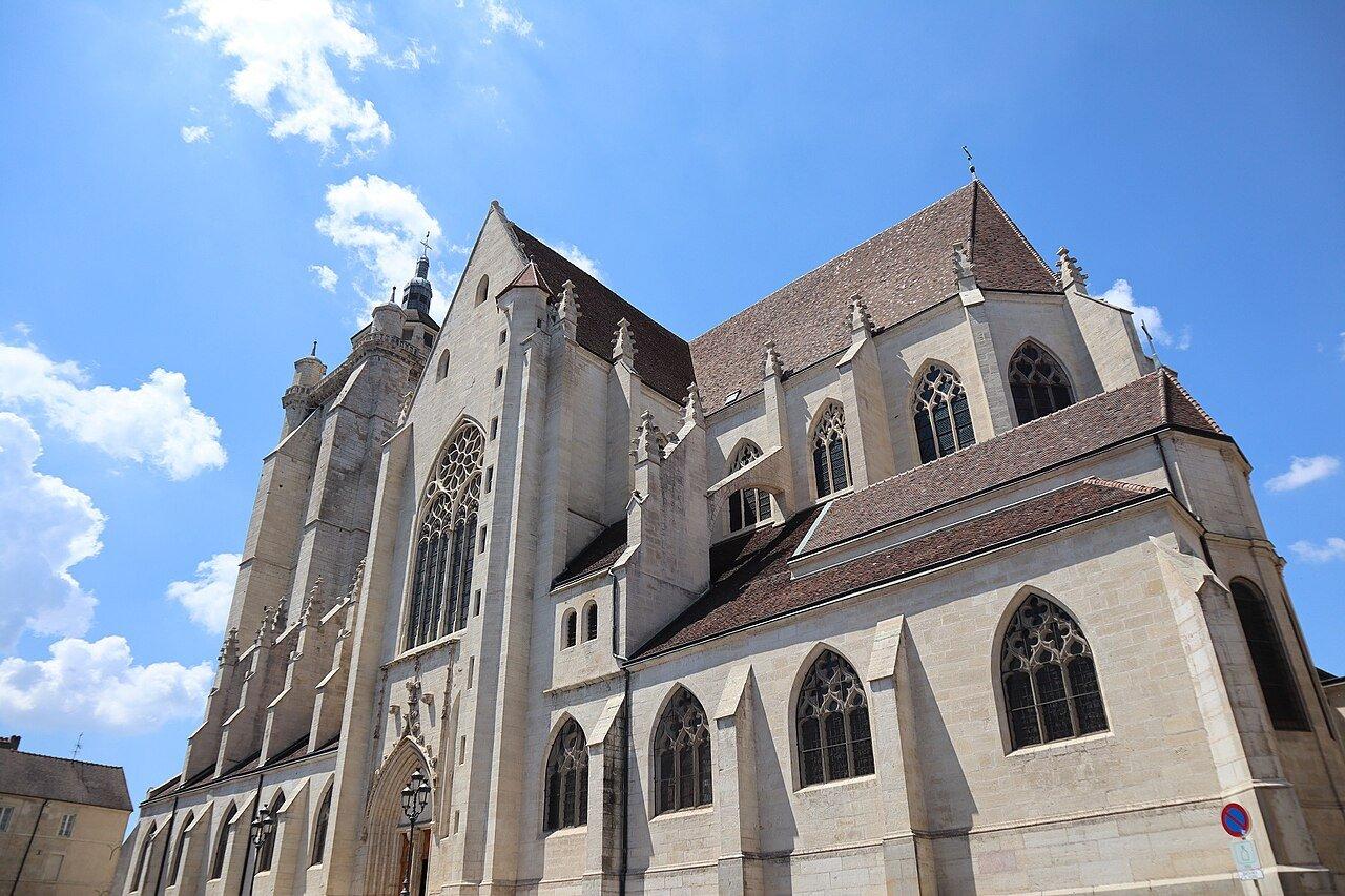 대성당 정면과 종탑