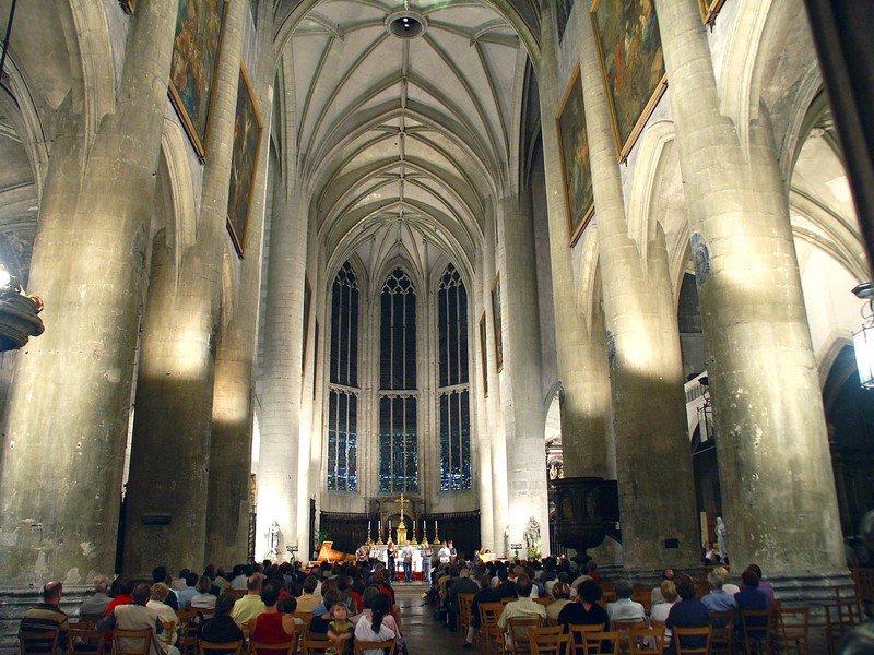 본당 내부 (네이브와 오르간)