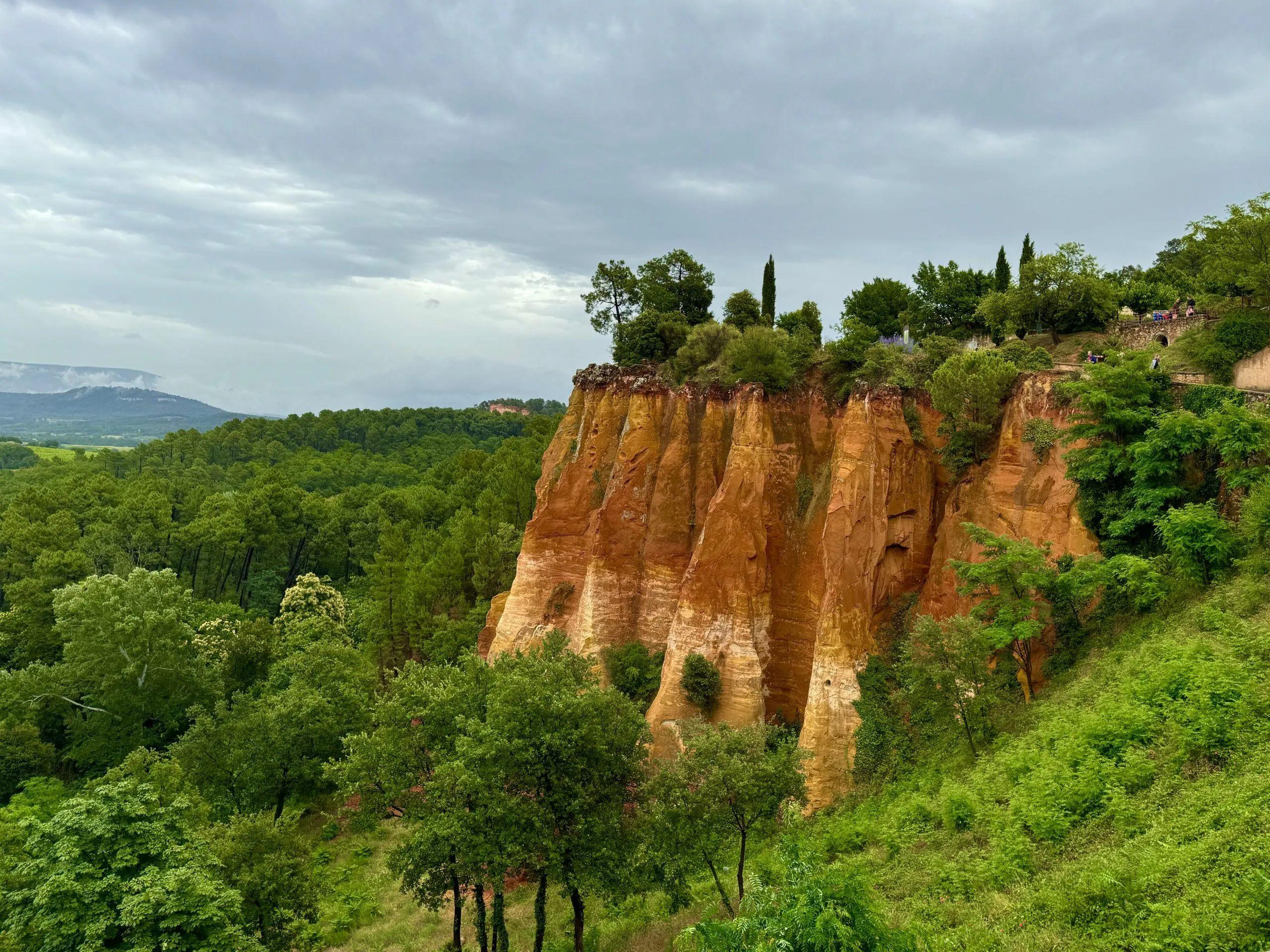 해변 동쪽 절벽과 오두막 배경