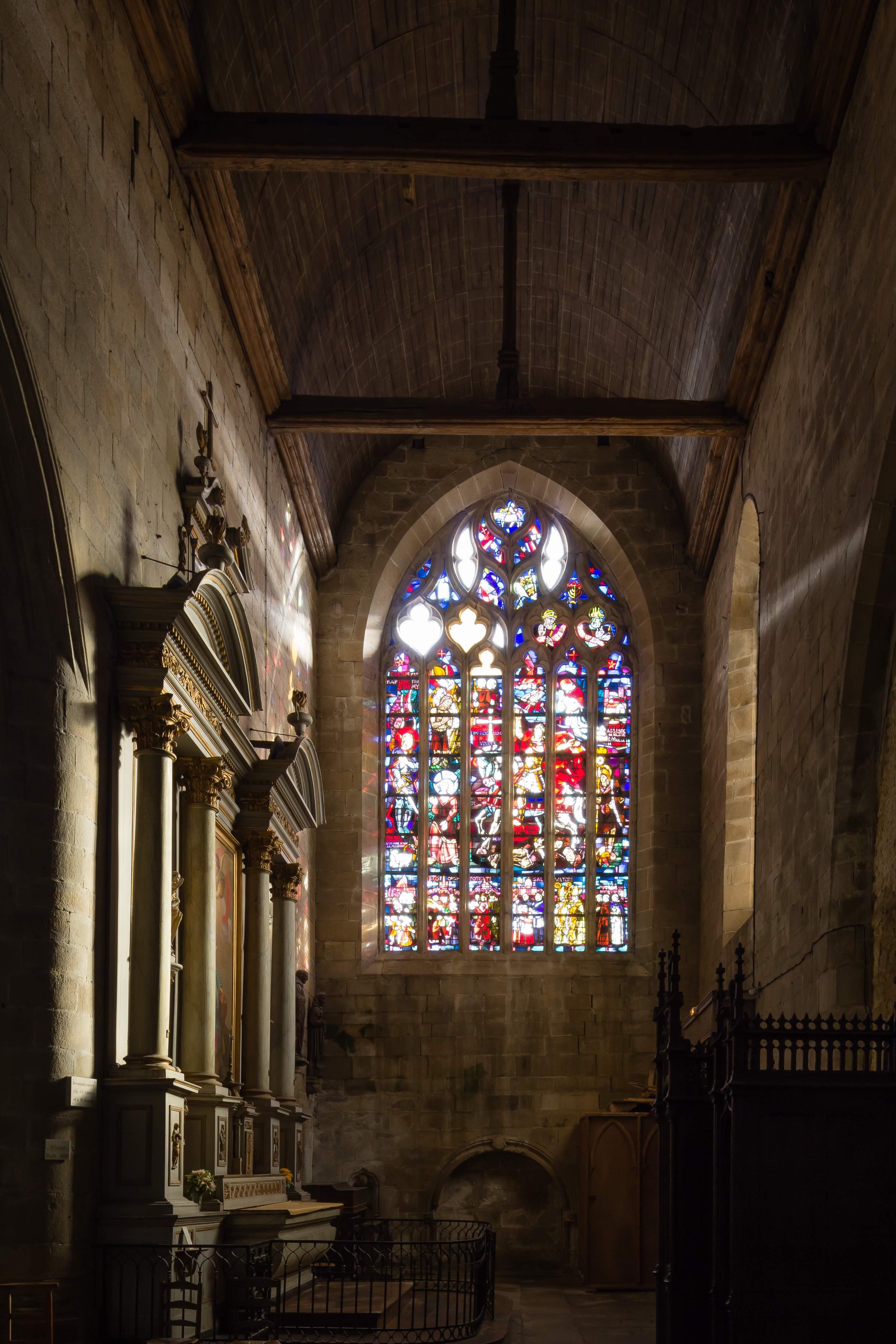 스테인드글라스 창문 앞