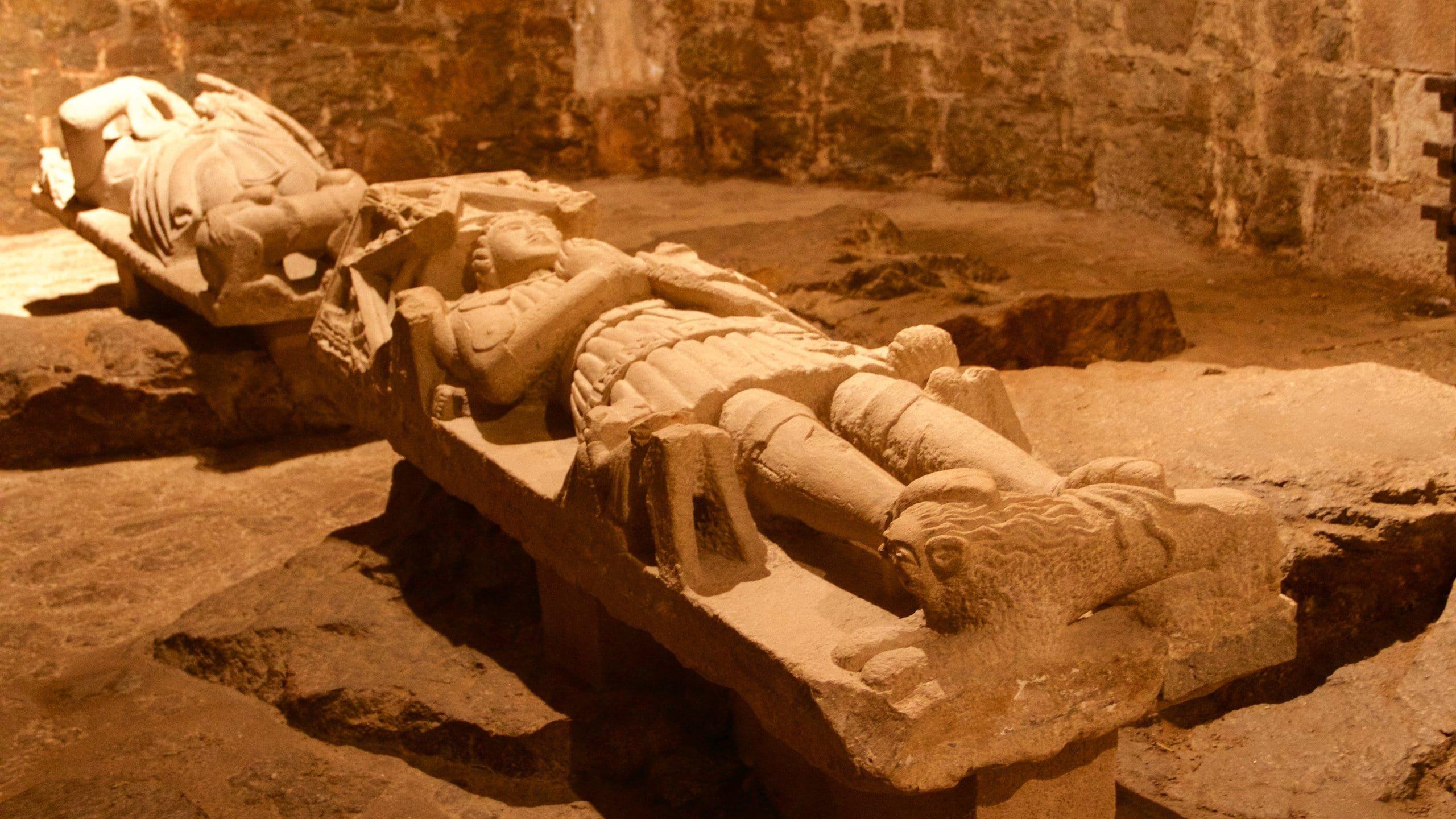 성 내부 전시실 (무기/갑옷 전시 공간)