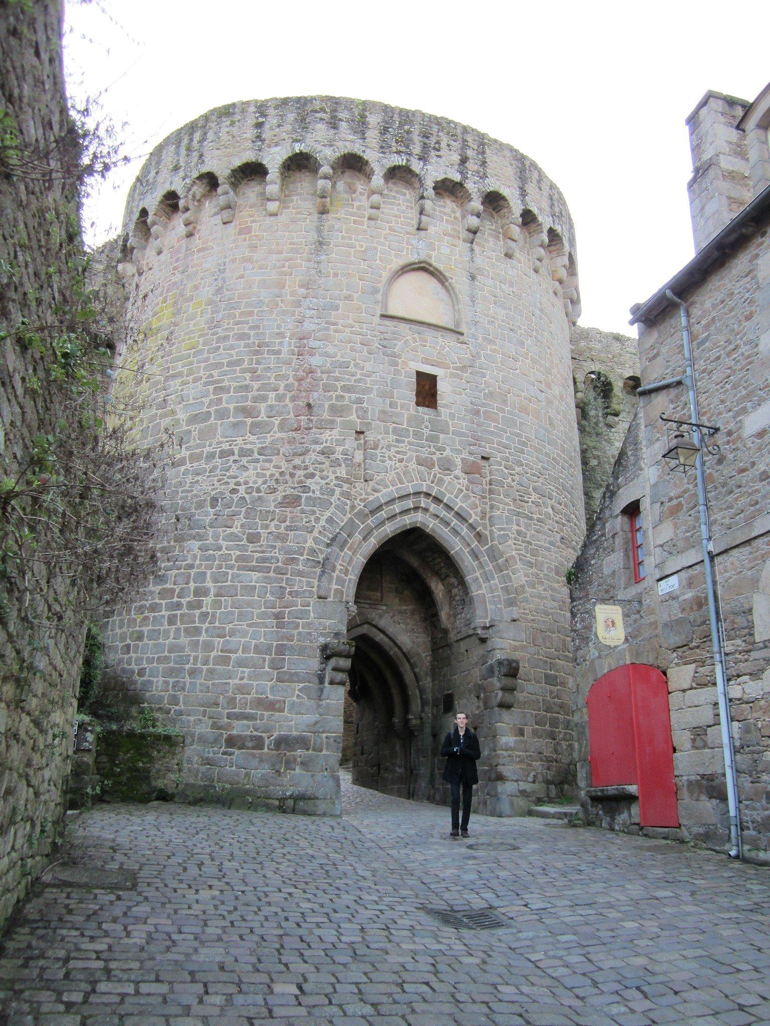 제르주알 문 정면 및 통과 지점