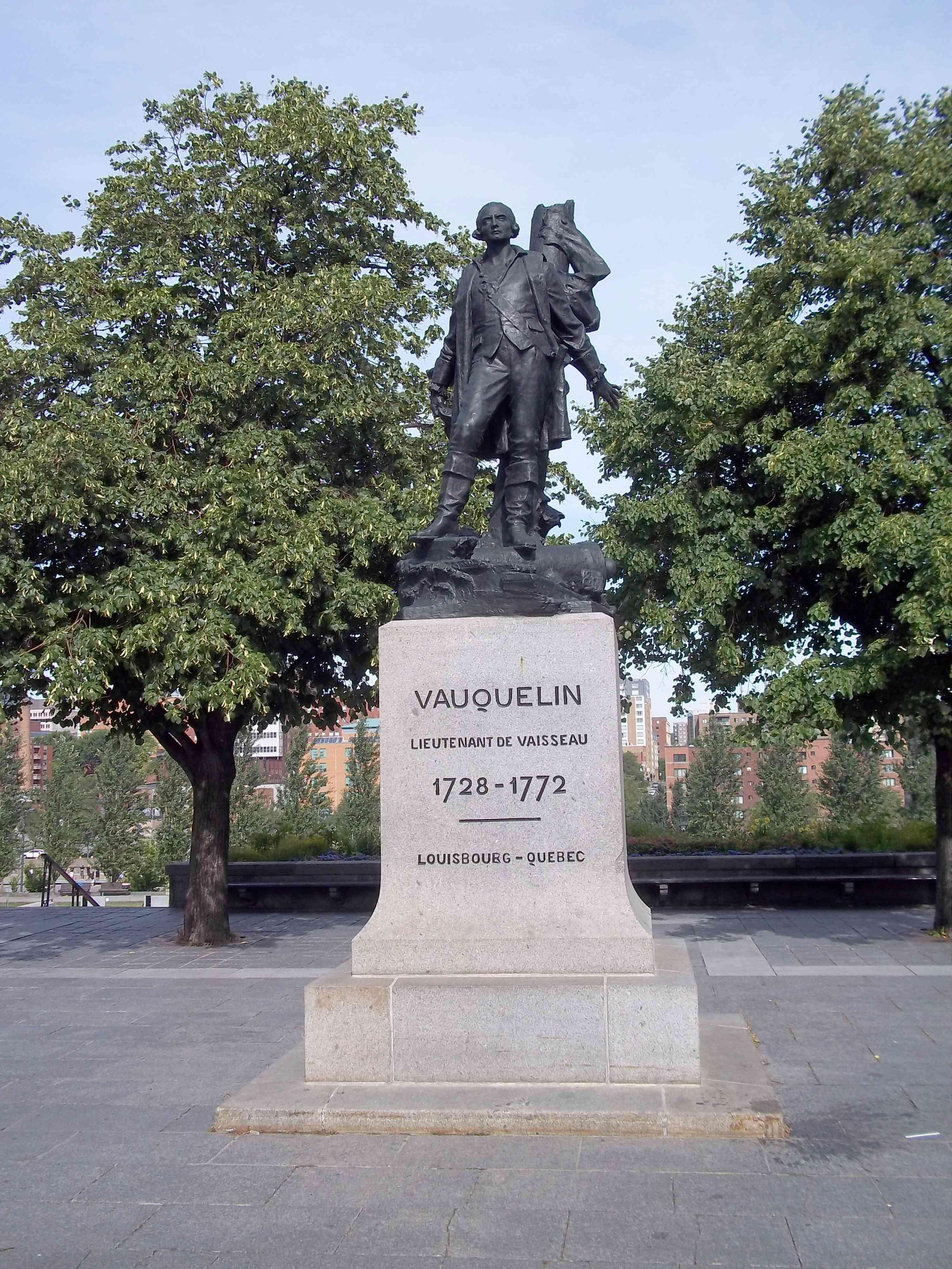 북쪽 에스플라네이드 (장 보클랭 동상 근처)