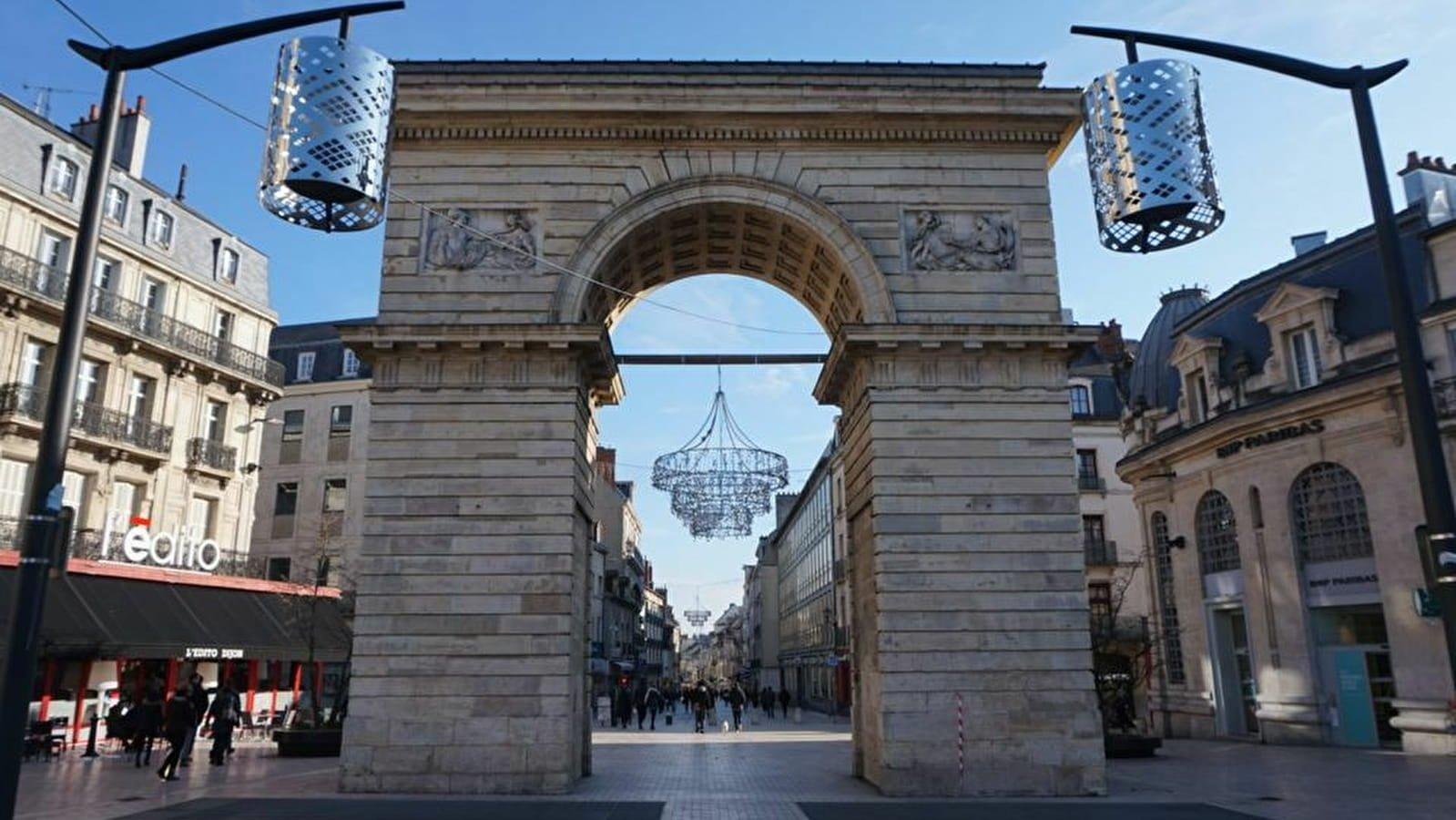 기욤 문 정면 (다씨 광장 방면)