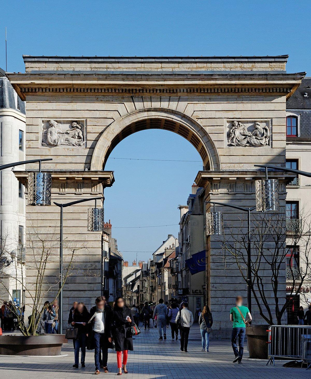 기욤 문 아치 아래 (리베르테 거리 방향)