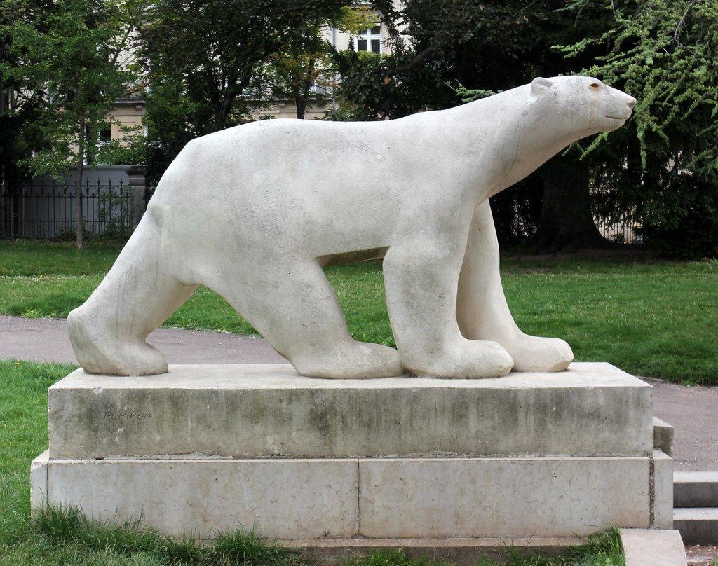 북극곰 조각상 옆