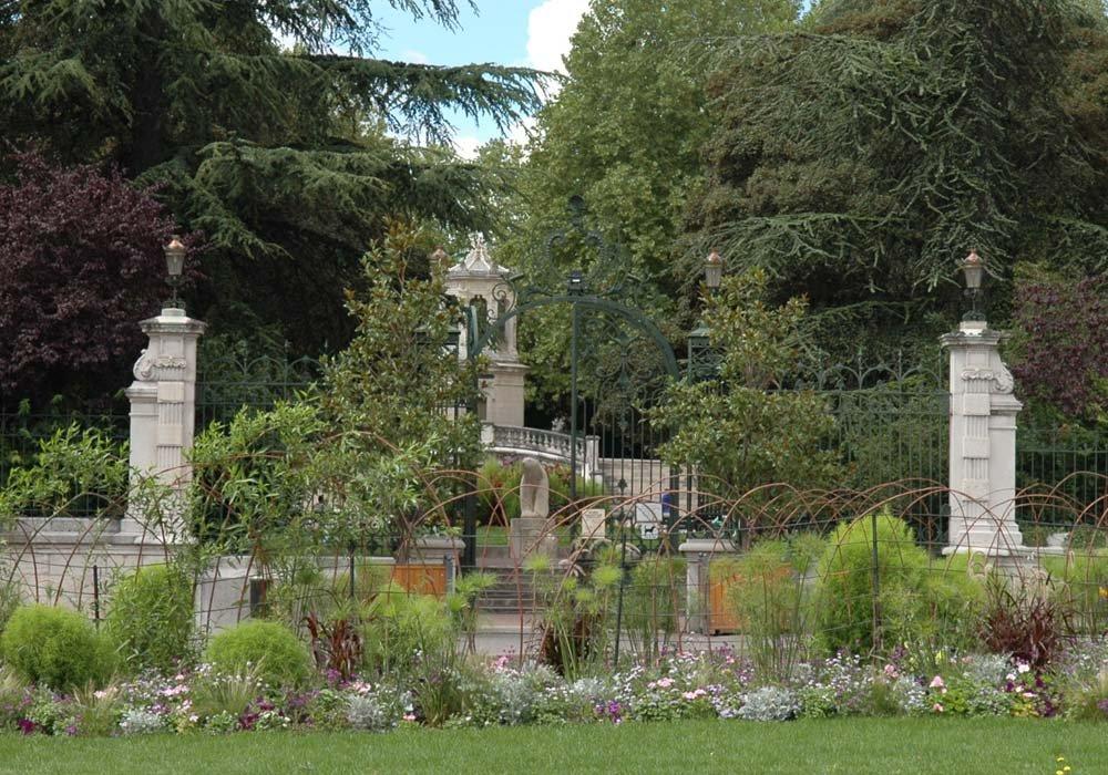 난간이 있는 테라스 위