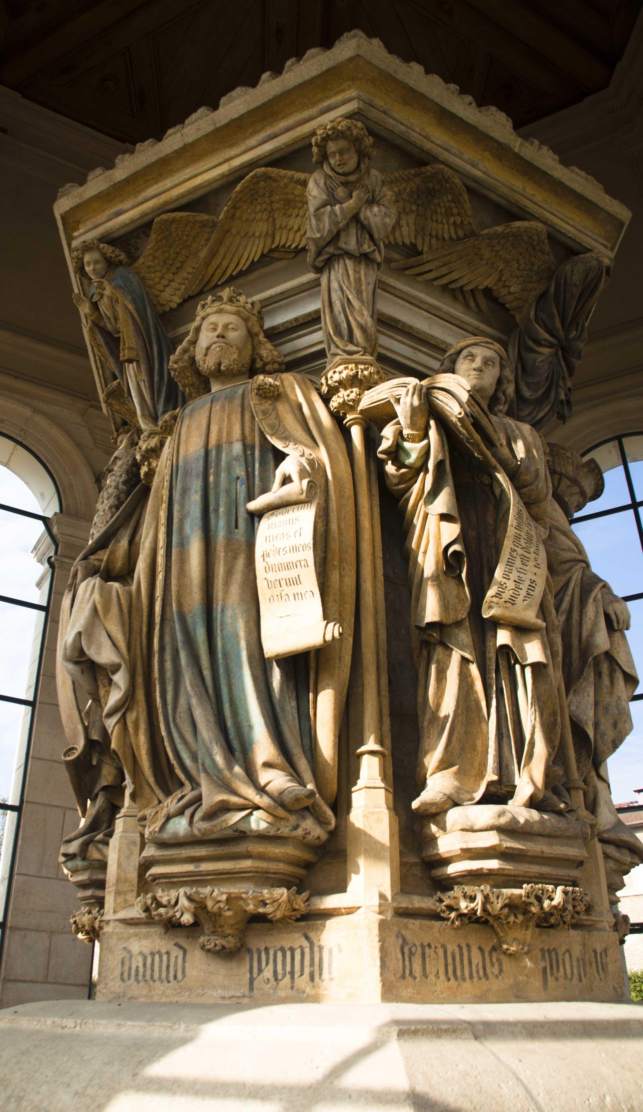 천사 조각상과 함께