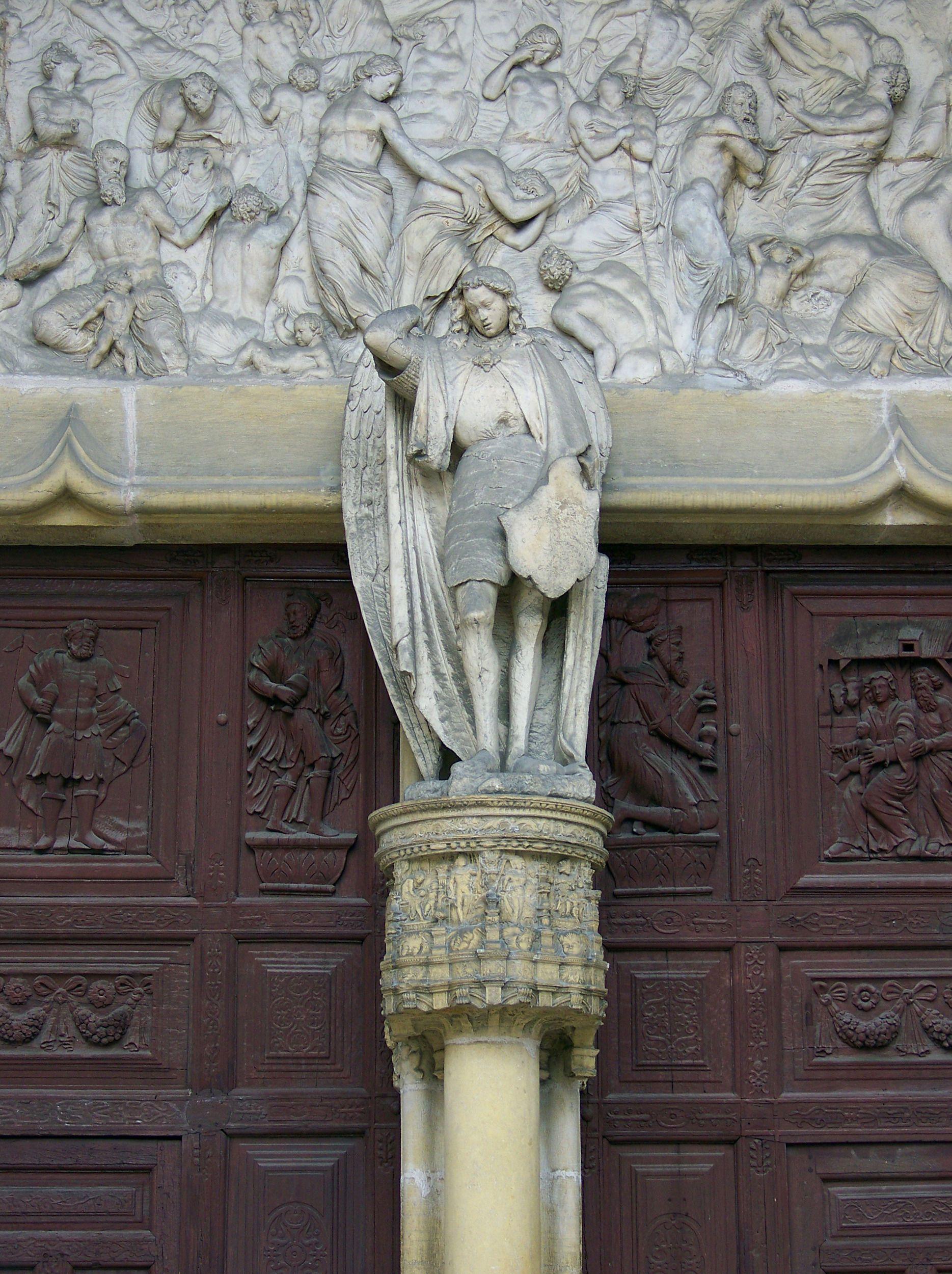 입구 포털의 조각 장식