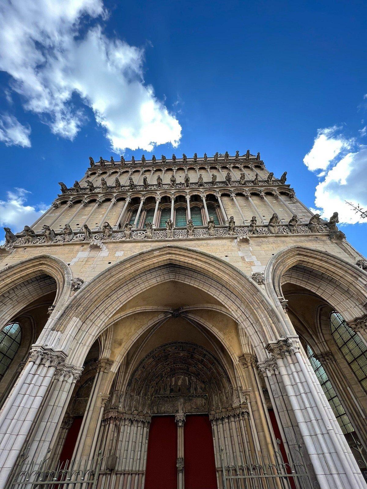 내부 스테인드글라스와 파이프 오르간