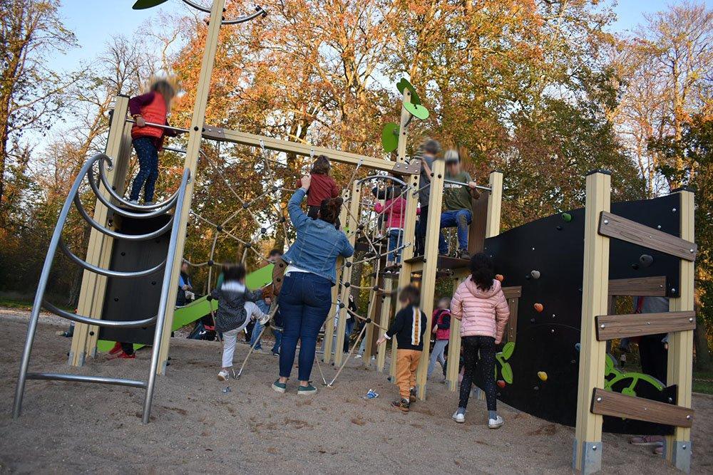 동물 우리 및 어린이 놀이터 주변