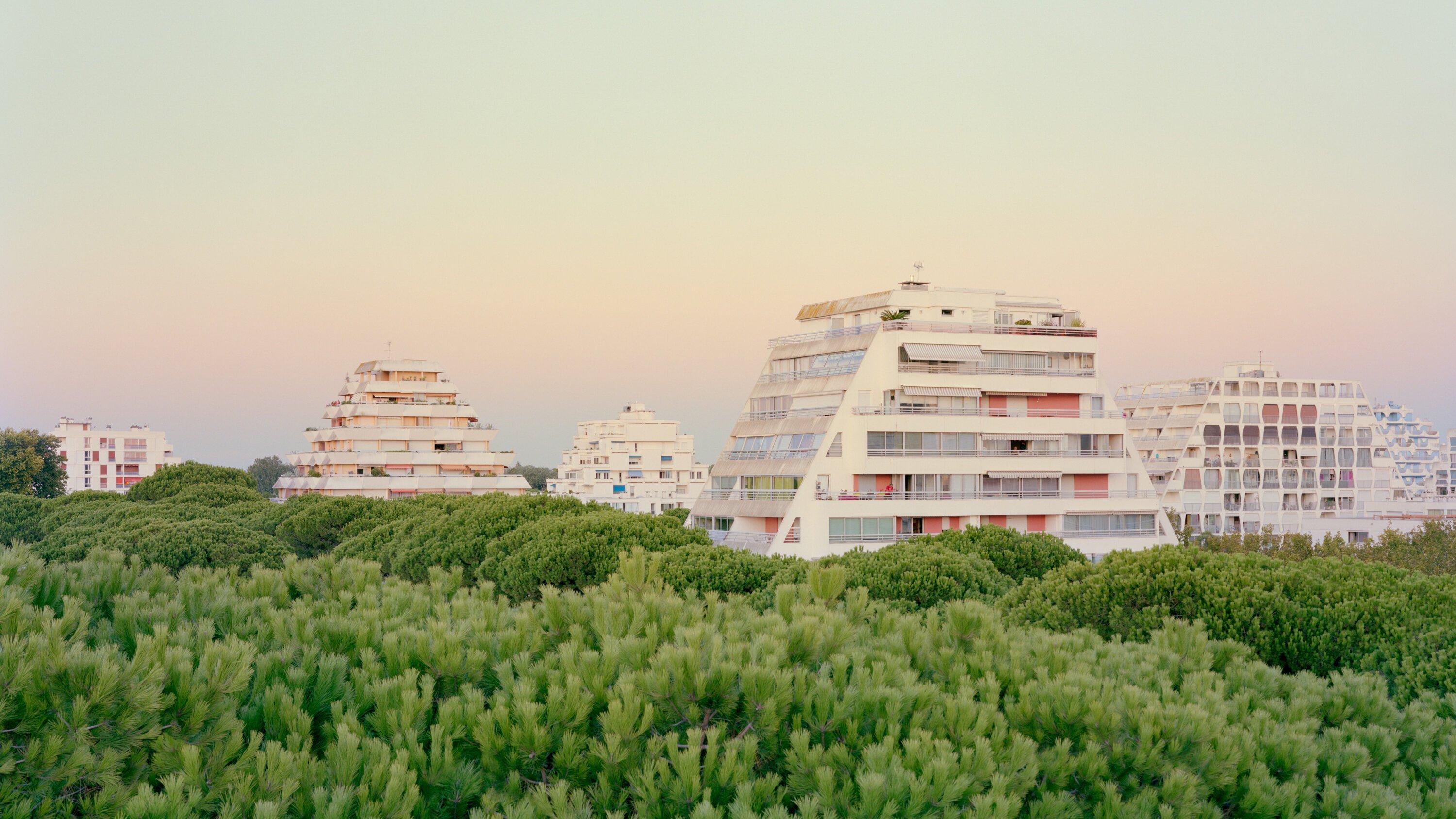 라 그랑드 모트 건축물과 함께하는 해변 풍경