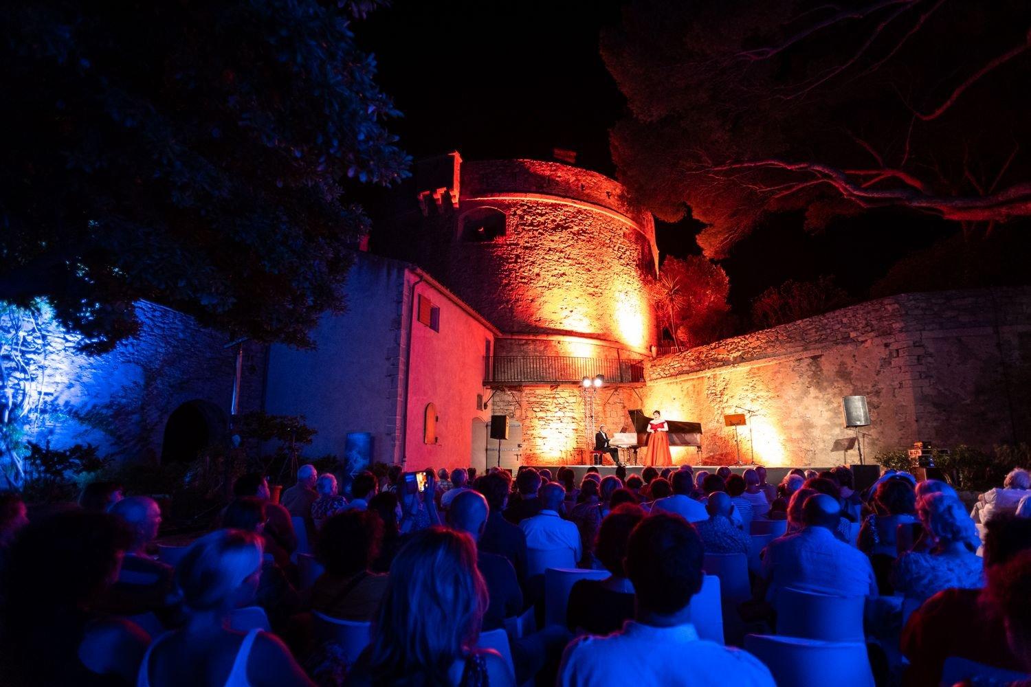 Festival Sand et Chopin en Seyne 포스터 또는 공연 장면