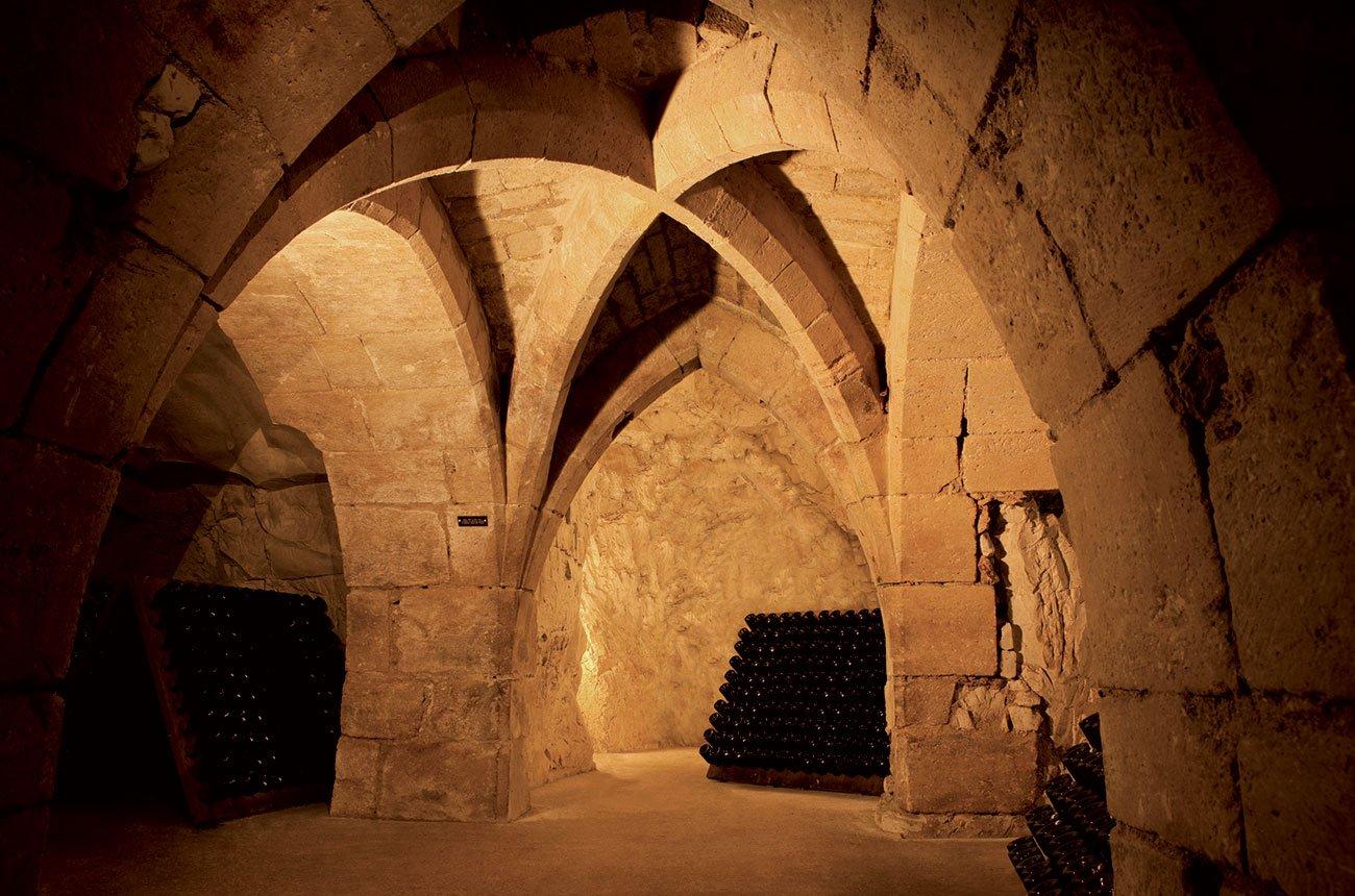 지하 셀러 입구 및 나선형 계단