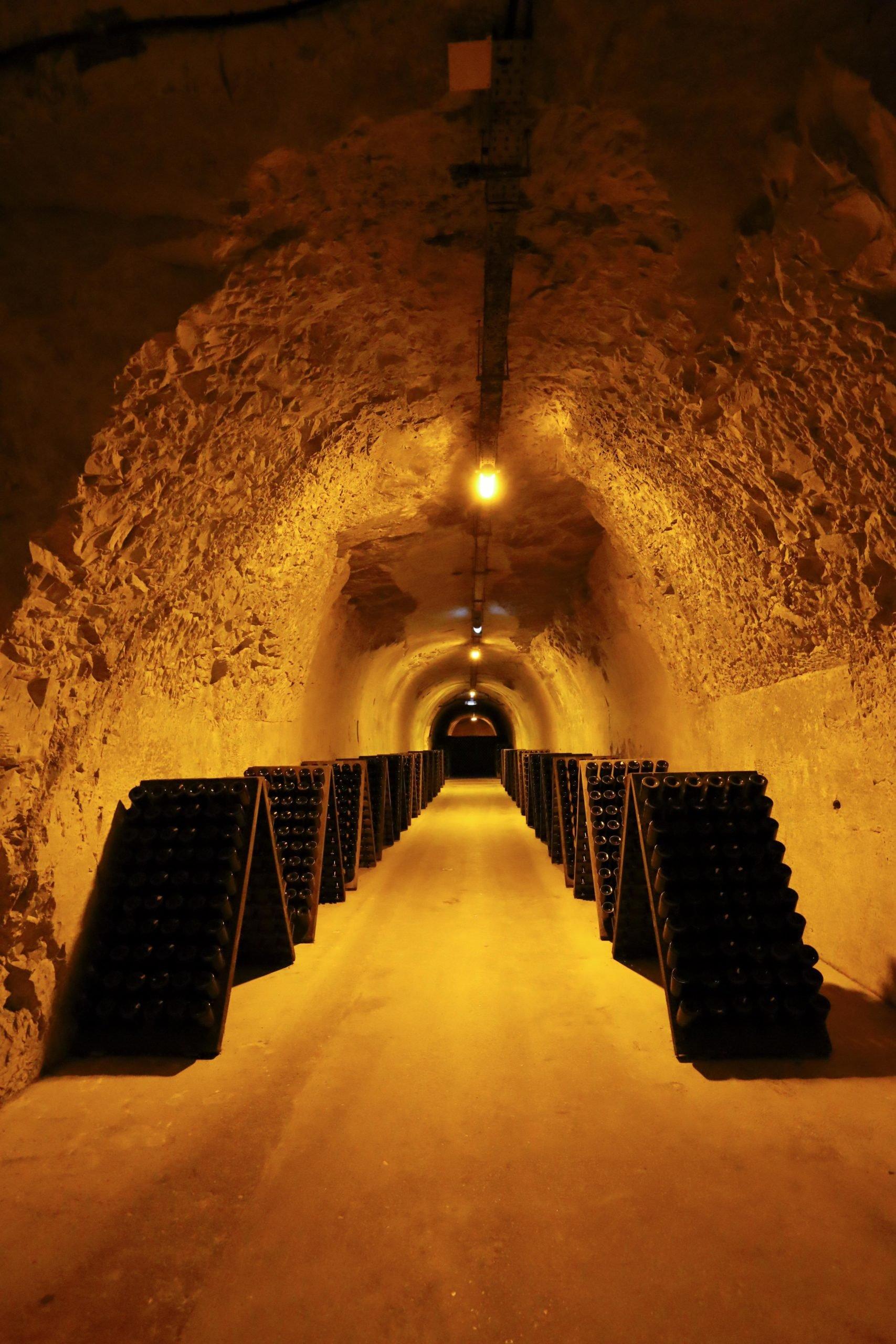 크라예르 내부 (고대 석회암 채석장 벽면)