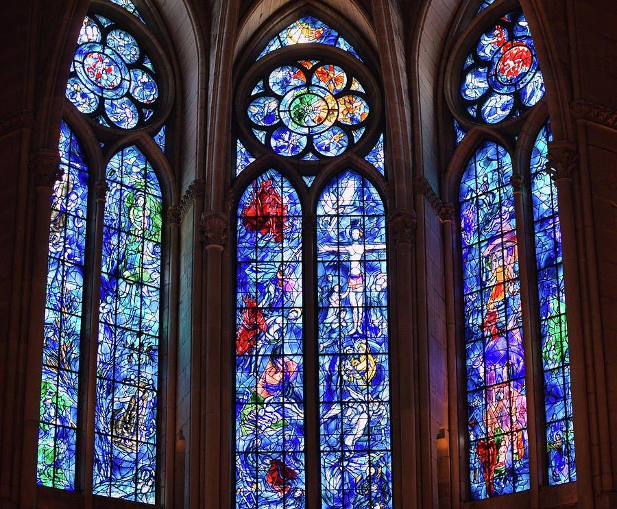 샤갈 스테인드글라스 앞 (후진 축상 예배당)