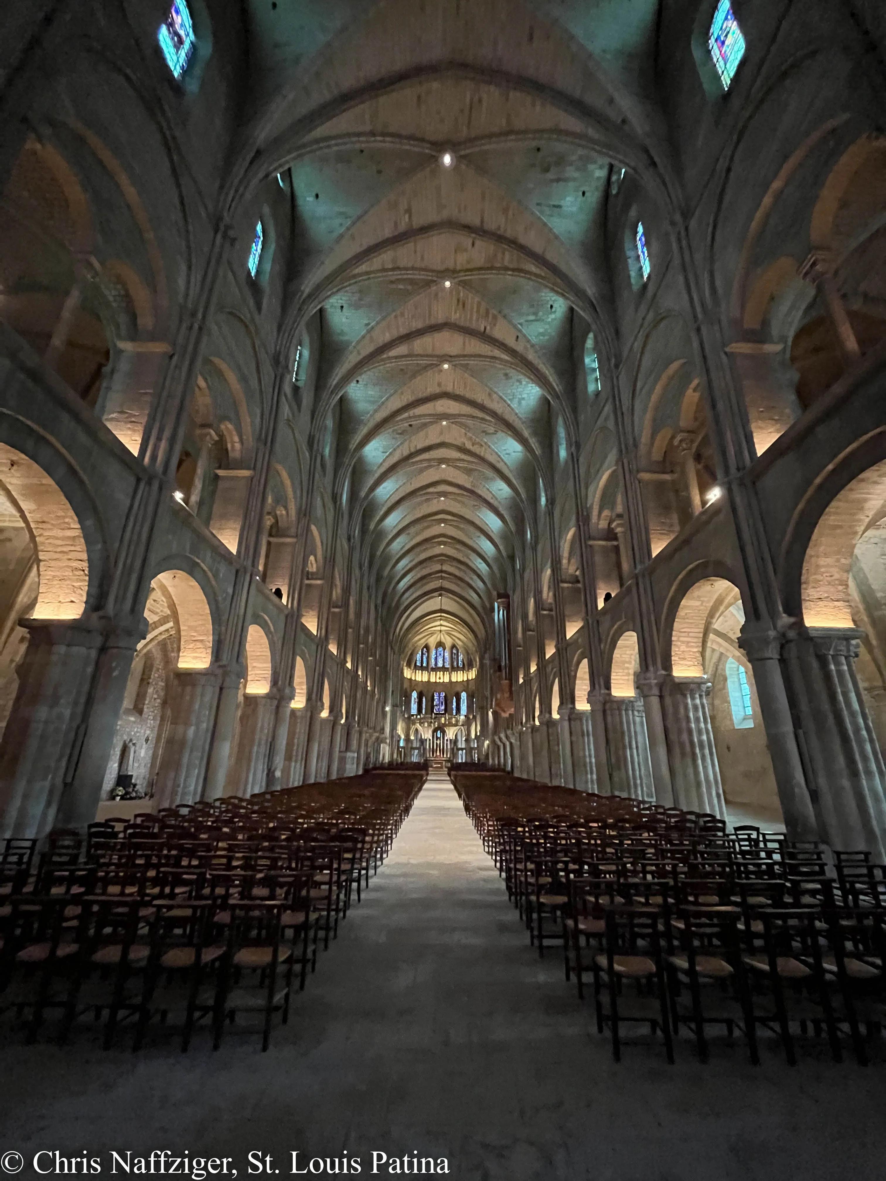 신랑과 높은 아치