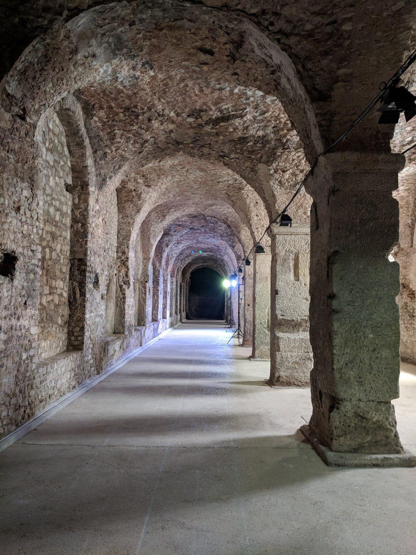 지하 회랑 내부 아치 구조