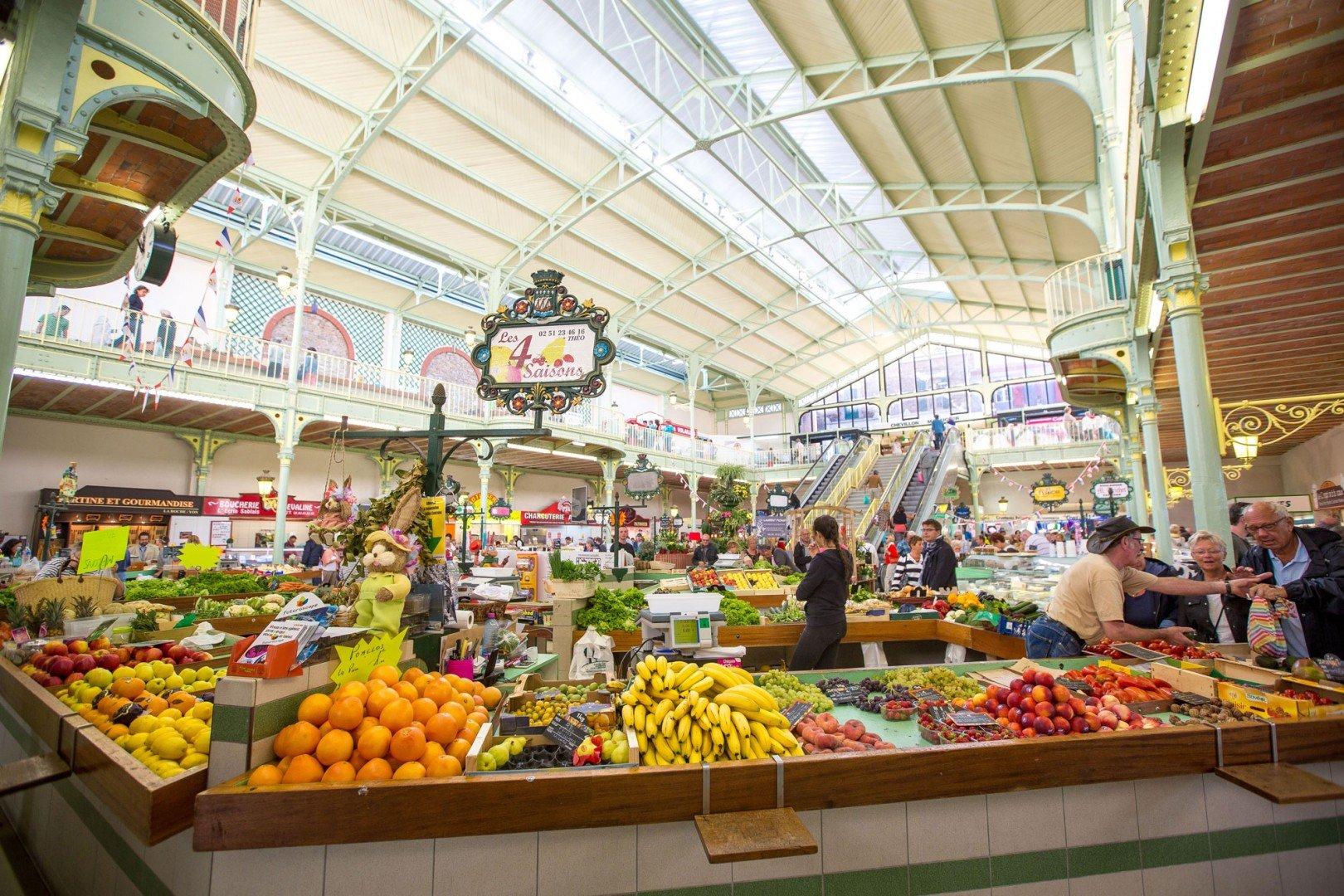 형형색색의 상품 진열대 앞