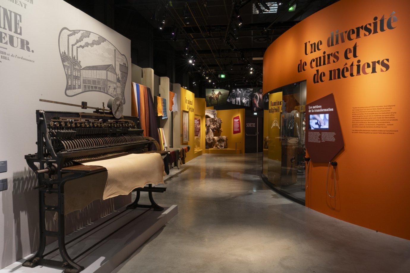 가죽 특별 전시 포스터