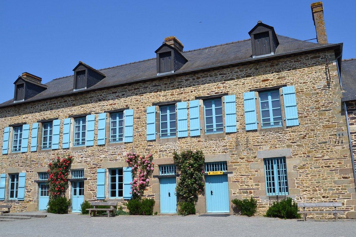 전통 농가 건물 배경