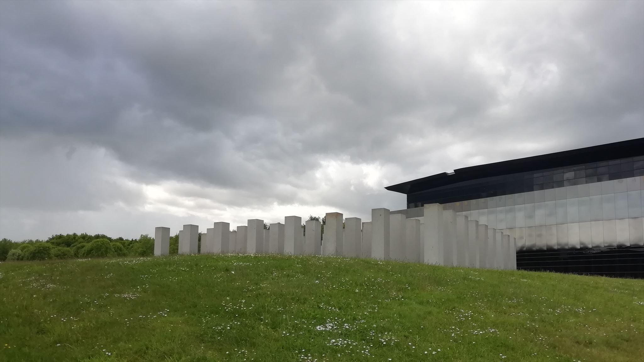 프락 브르타뉴 외관 및 '21세기 정렬' 조형물