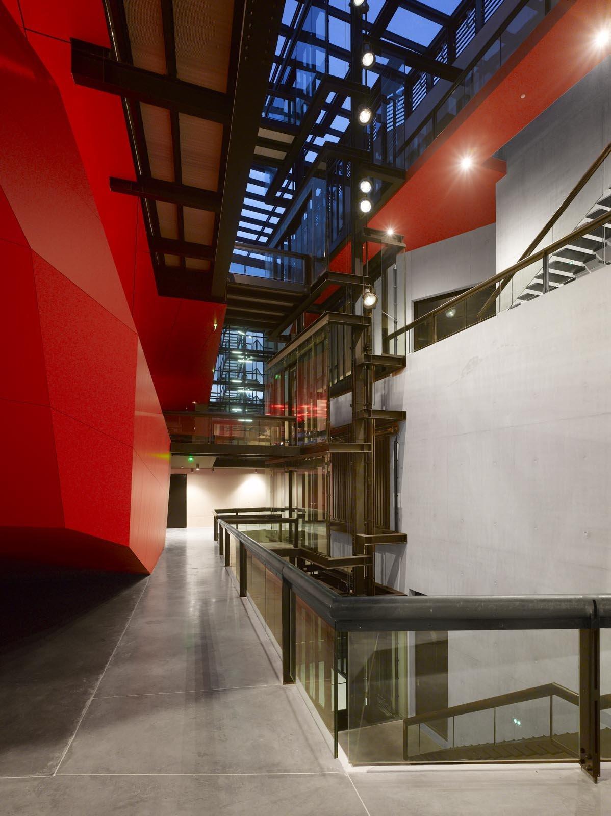미술관 내부 전시 공간 및 중앙 계단