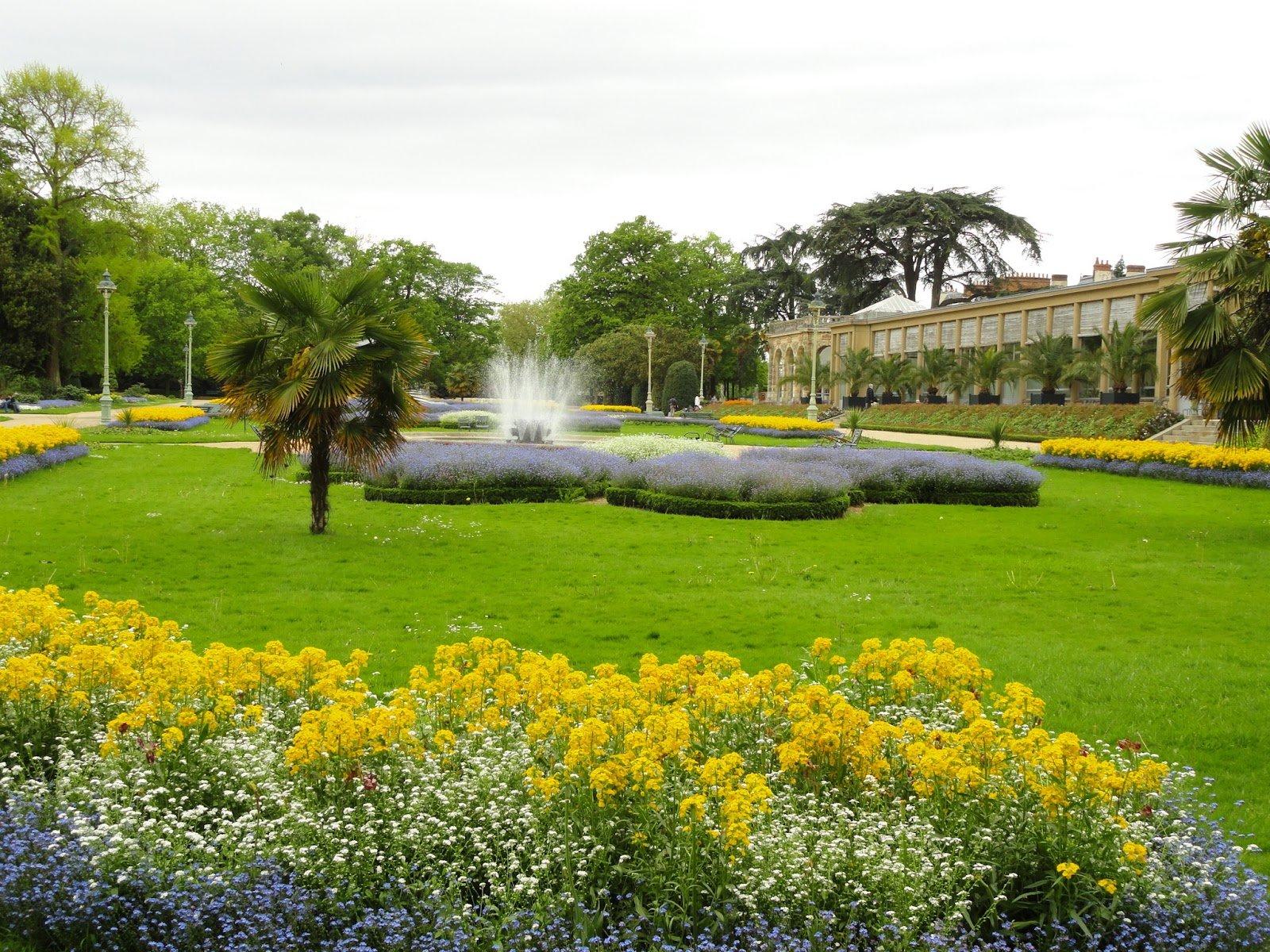 프랑스식 정원 중앙 분수와 오랑주리