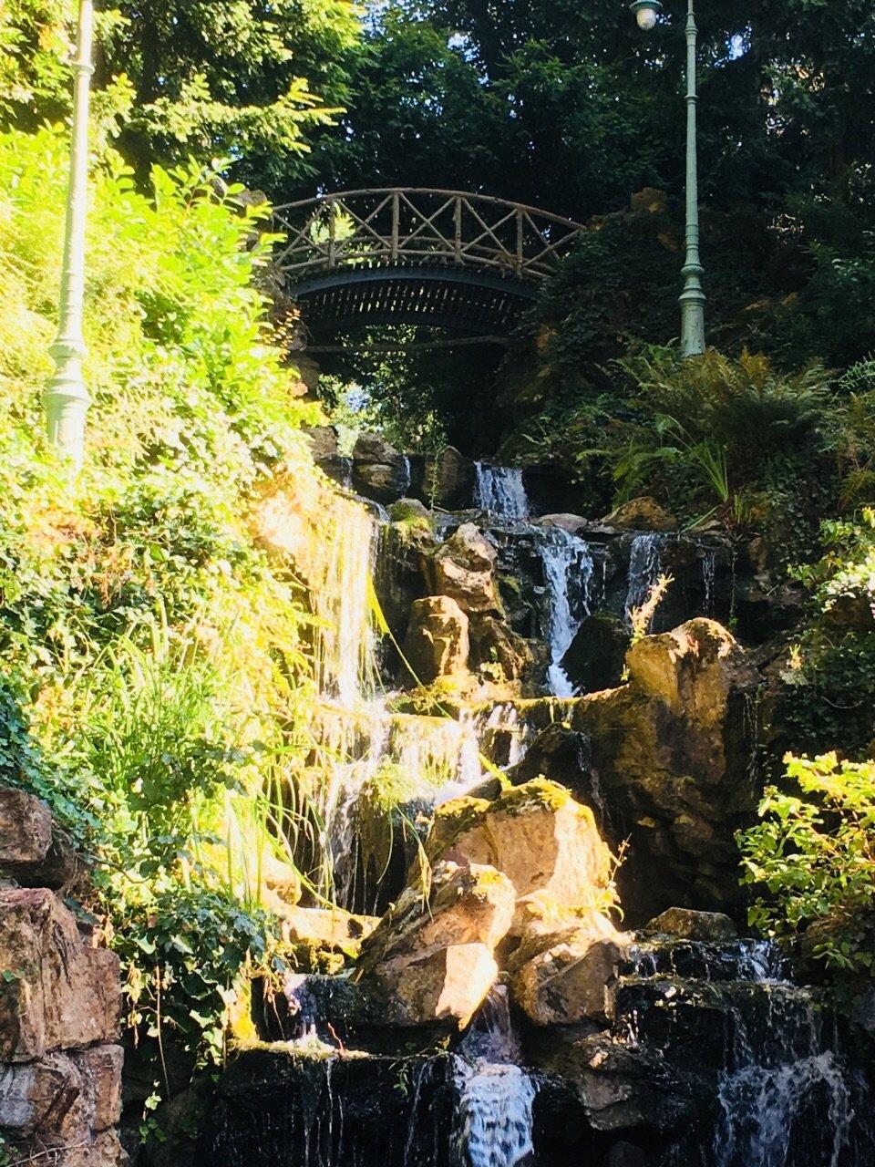 인공 폭포와 다리