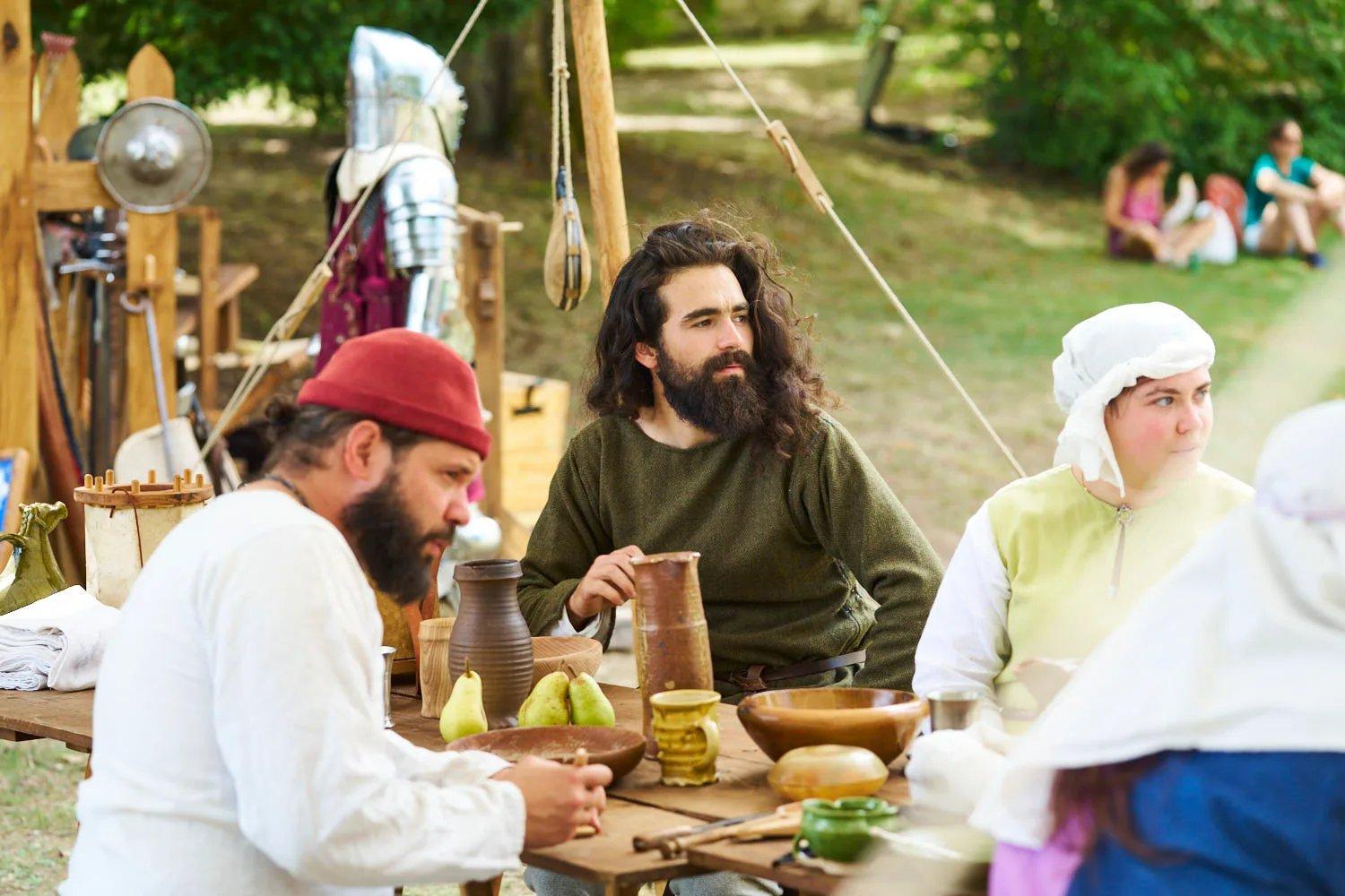 로슈 중세 축제 현장의 기사 복장을 한 참가자들